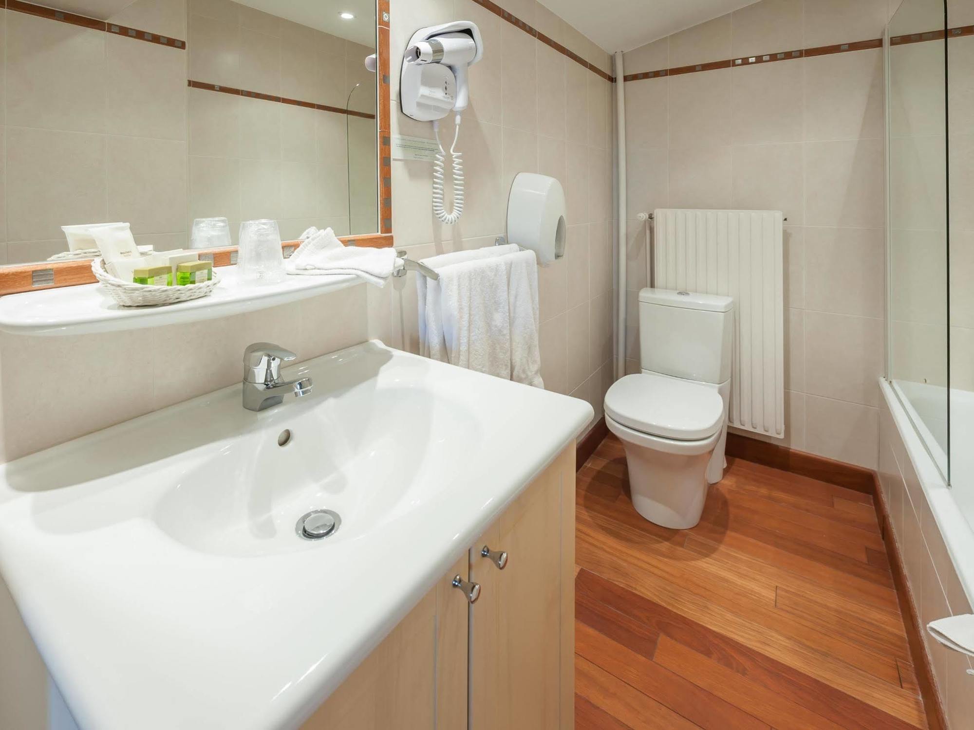 Hotel Restaurant Emile Job Montmerle-sur-Saone ภายนอก รูปภาพ